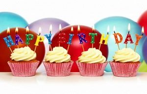 Открытка Happy Birthday, пирожные со свечами